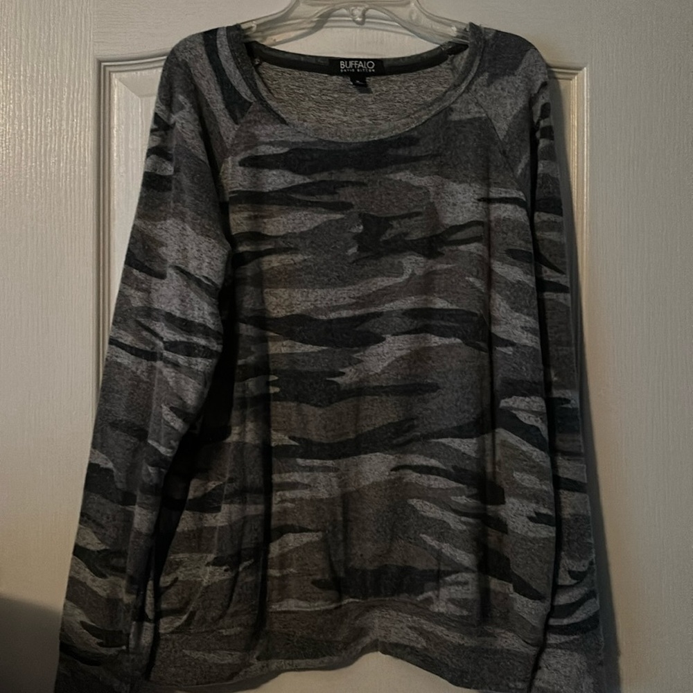 Black and gray camo top